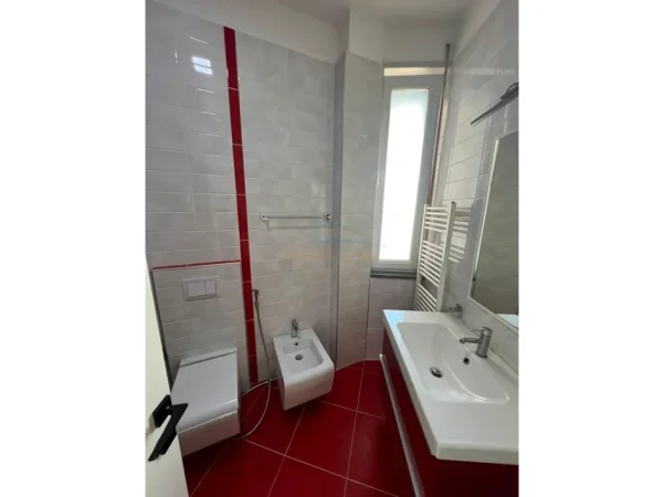 Tirane, jepet me qera 2+1 , 100 m² 900 € 