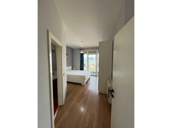 Tirane, jepet me qera 2+1 , 100 m² 900 € 