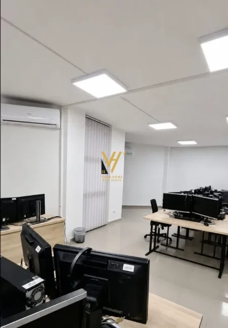 Tirane, jepet me qera zyre Kati 2, 200 m² 2.500 € (RRUGA E KAVAJES)
