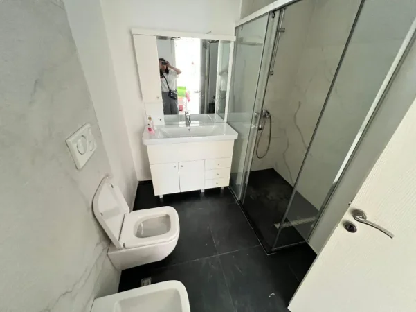 Tirane, jepet me qera apartament 1+1 , 90 m² 650 € (Vasil Shanto)