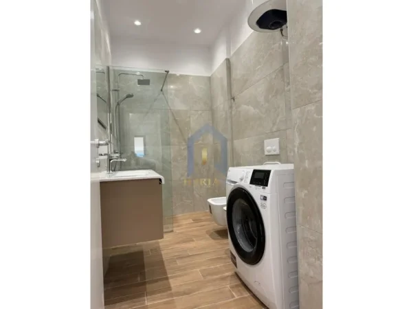 Tirane, jepet me qera apartament 2+1+Ballkon+POST PARKIMI  Kati 5, 101 m² 950 € (Apartament 2+1+POST PARKIMI me qira tek Kompleksi Orion Kinostudio)