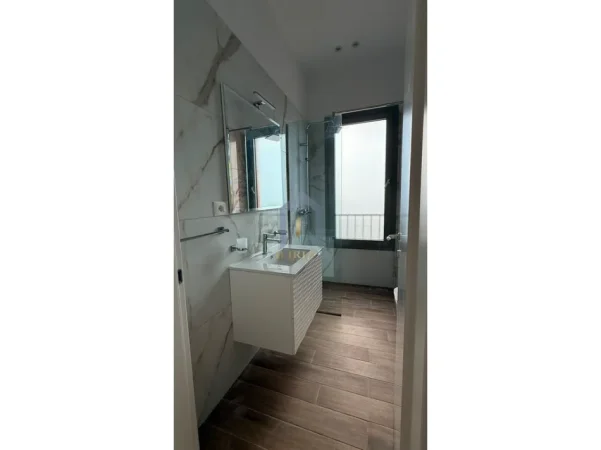 Tirane, jepet me qera apartament 2+1+Ballkon+POST PARKIMI  Kati 5, 101 m² 950 € (Apartament 2+1+POST PARKIMI me qira tek Kompleksi Orion Kinostudio)