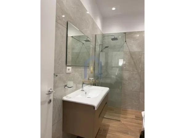 Tirane, jepet me qera apartament 2+1+Ballkon+POST PARKIMI  Kati 5, 101 m² 950 € (Apartament 2+1+POST PARKIMI me qira tek Kompleksi Orion Kinostudio)