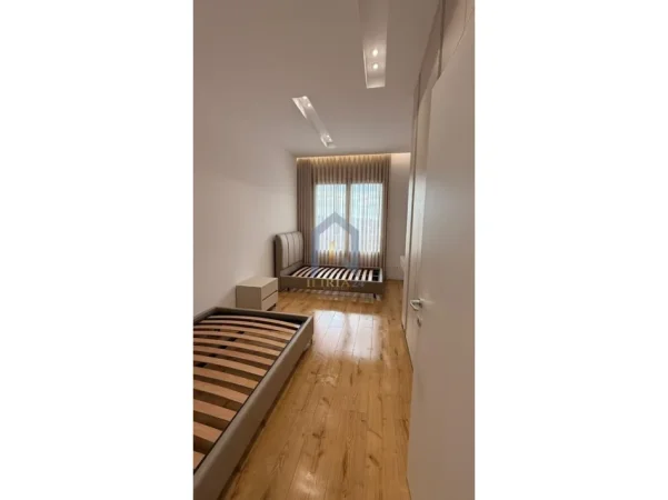 Tirane, jepet me qera apartament 2+1+Ballkon+POST PARKIMI  Kati 5, 101 m² 950 € (Apartament 2+1+POST PARKIMI me qira tek Kompleksi Orion Kinostudio)