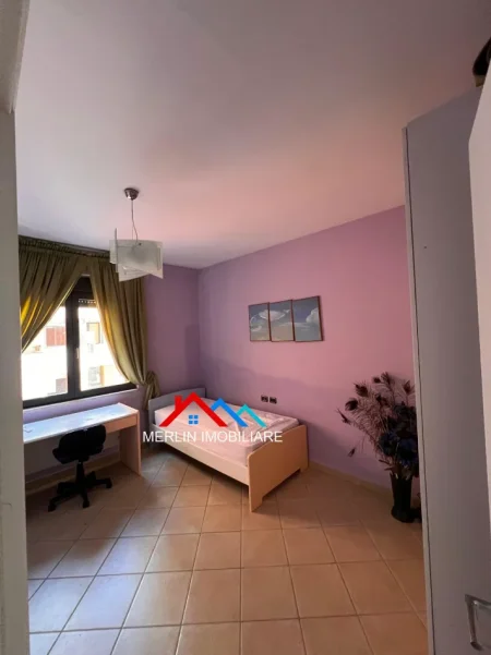 Tirane, jepet me qera apartament 2+1+Ballkon Kati 10, 103 m² 1.000 € (RRUGA QEMAL STAFA)