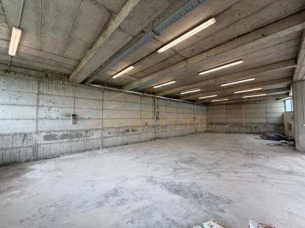 Tirane, jepet me qera ambjent biznesi Kati 0, 205 m² 2.000 € (Fushe-Preze)