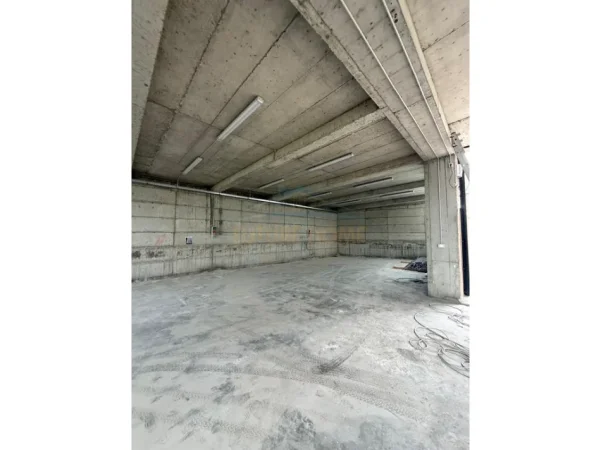 Tirane, jepet me qera ambjent biznesi Kati 0, 205 m² 2.000 € (Fushe-Preze)