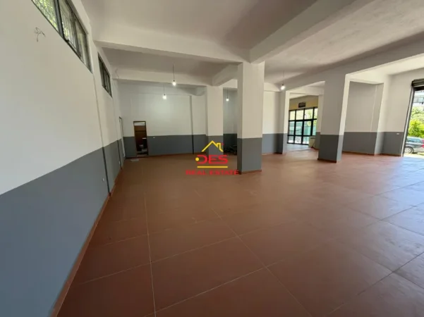 Vlore, jepet me qera magazine Kati 0, 180 m² 1.000 € (Vlorë)