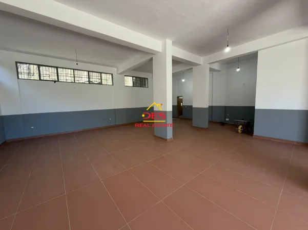 Vlore, jepet me qera magazine Kati 0, 180 m² 1.000 € (Vlorë)