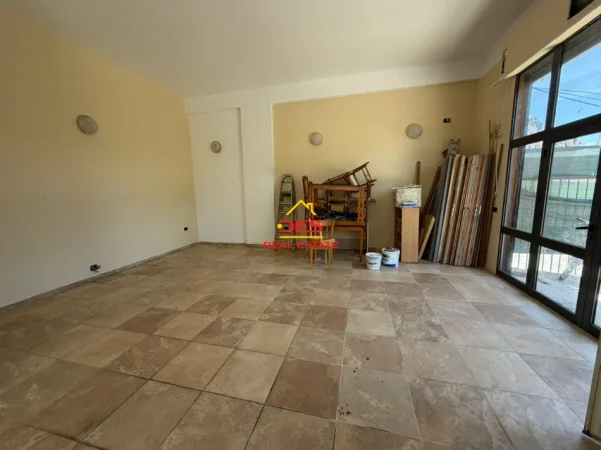 Vlore, jepet me qera magazine Kati 0, 180 m² 1.000 € (Vlorë)