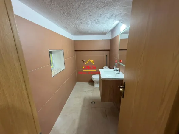 Vlore, jepet me qera magazine Kati 0, 180 m² 1.000 € (Vlorë)
