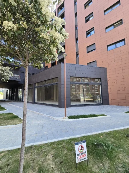 Tirane, jepet me qera ambjent biznesi Kati 0, 180 m² 2.000 € 