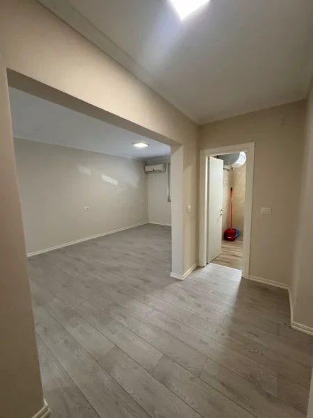 Tirane, jepet me qera zyre , 70 m² 800 € (21 Dhjetorit)