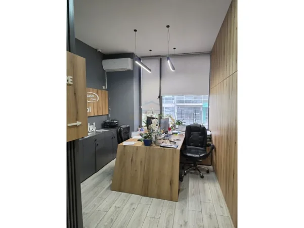 Tirane, jepet me qera ambjent biznesi Kati 2, 31 m² 600 € (Zogu i Zi)