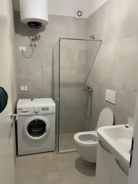 Tirane, jepet me qera apartament 1+1 Kati 5, 370 € (Ali Demi)