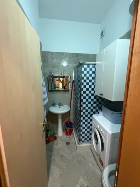 Durres, shitet garsonier 1+1 Kati 1, 40 m² 60.000 € (Shkembi kavajes)