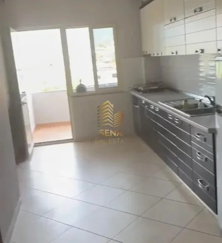 Tirane, jepet me qera apartament 1+1+Ballkon Kati 2, 65 m² 350 € (Kinostudio)