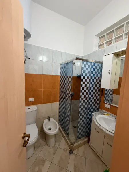 Durres, shitet apartament 1+1+Ballkon Kati 1, 70 m² 80.000 € (Shkembi kavajes)