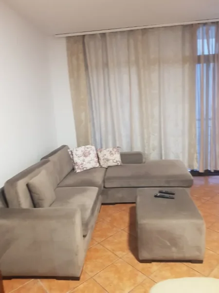Jepet me Qera Apartament 1+1 tek Parku Ne Rrugen e Kavajes pranë Globe, Super Komode per 2 Shoqe apo Motra vetem 500 mije leke