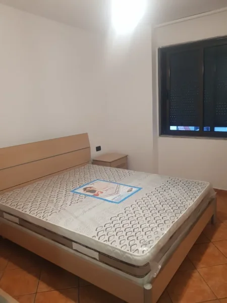 Jepet me Qera Apartament 1+1 tek Parku Ne Rrugen e Kavajes pranë Globe, Super Komode per 2 Shoqe apo Motra vetem 500 mije leke