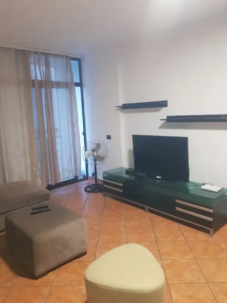 Jepet me Qera Apartament 1+1 tek Parku Ne Rrugen e Kavajes pranë Globe, Super Komode per 2 Shoqe apo Motra vetem 500 mije leke
