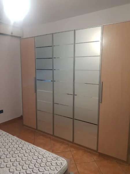 Jepet me Qera Apartament 1+1 tek Parku Ne Rrugen e Kavajes pranë Globe, Super Komode per 2 Shoqe apo Motra vetem 500 mije leke