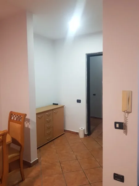 Jepet me Qera Apartament 1+1 tek Parku Ne Rrugen e Kavajes pranë Globe, Super Komode per 2 Shoqe apo Motra vetem 500 mije leke