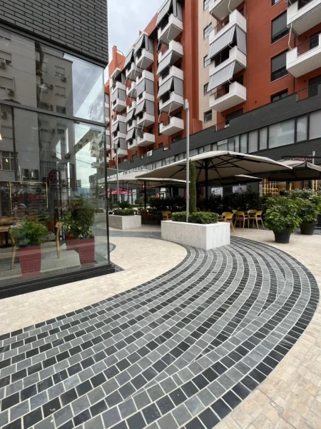 Tirane, jepet me qera dyqan Kati 0, 180 m² 4.500 € (Rruga Kavajes)