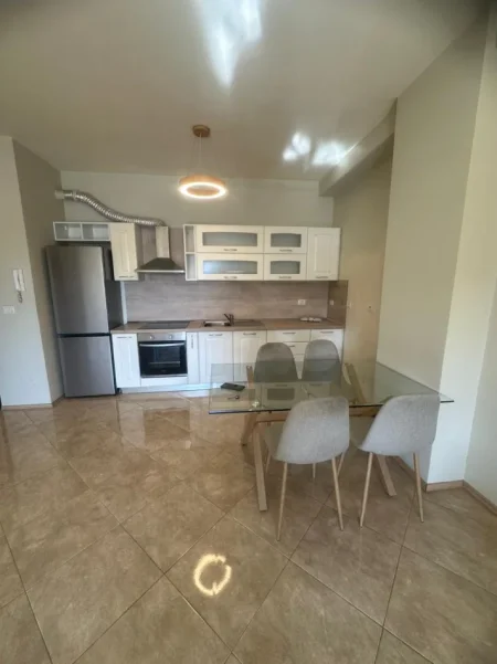jepet me qera apartament Kati 3, 90 m² 700 € (Bulevardi i Ri)