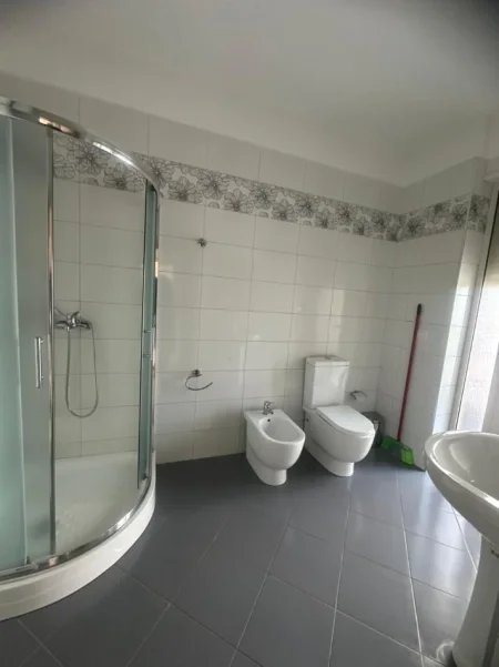 jepet me qera apartament Kati 3, 90 m² 700 € (Bulevardi i Ri)