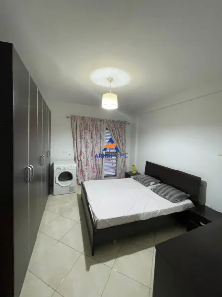 Tirane, jepet me qera apartament 2+1+Ballkon Kati 8, 94 m² 525 €