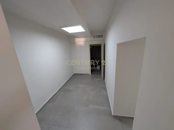Tirane, jepet me qera ambjent biznesi , 140 m² 1.800 € 