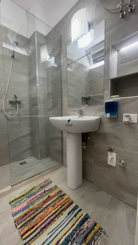 Tirane, jepet me qera apartament 1+1 Kati 2, 60 m² 650 € (KOMUNA E PARISIT)