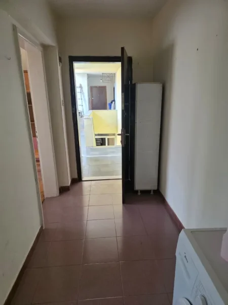 Jepet me Qera Apartament 1+1 me Ballkon në Qender të Tiranës, afër Postes, E pershtatshme per 3 persona