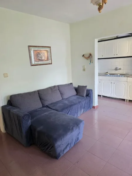 Jepet me Qera Apartament 1+1 me Ballkon në Qender të Tiranës, afër Postes, E pershtatshme per 3 persona
