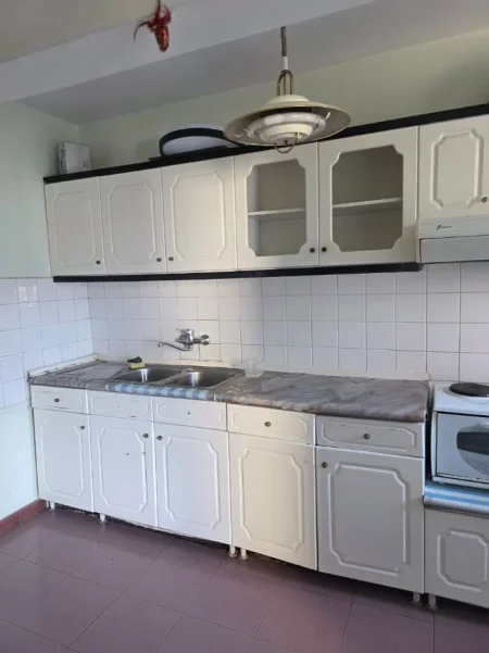 Jepet me Qera Apartament 1+1 me Ballkon në Qender të Tiranës, afër Postes, E pershtatshme per 3 persona