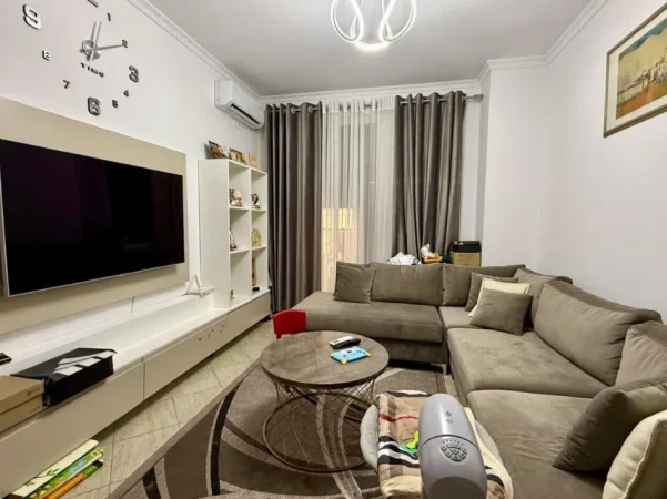 Tirane, shitet apartament 1+1+Ballkon Kati 1, 56 m² 97.000 € (Kombinat)