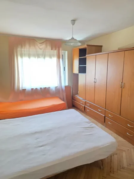 Jepet me Qera Apartament 1+1 me Ballkon në Qender të Tiranës, afër Postes, E pershtatshme per 3 persona