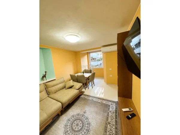 Tirane, jepet me qera apartament 2+1+Aneks+Ballkon Kati 2, 72 m² 800 € 