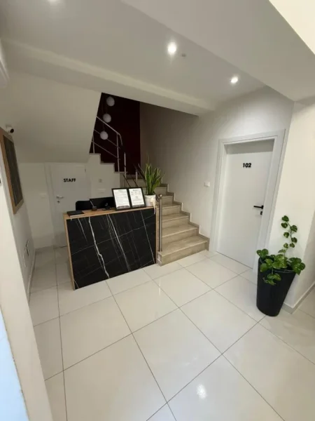 Tirane, jepet me qera ambjent biznesi Kati 3, 300 m² 7000 € (9 Katshet)