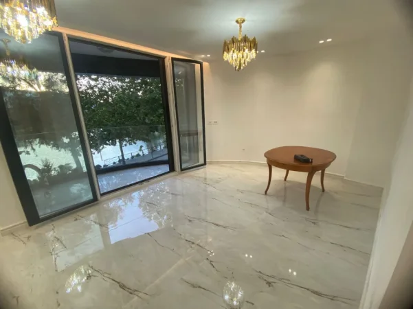 Me Qera: Zyrë Luxury. 2+1+2wc +1 P. Parkimi - 93m² - Kt.1 (Liqeni Thate - Radisson)🔥Buzë Rruge | Super mundësi✨️ 1600€/Muaj 💶💶