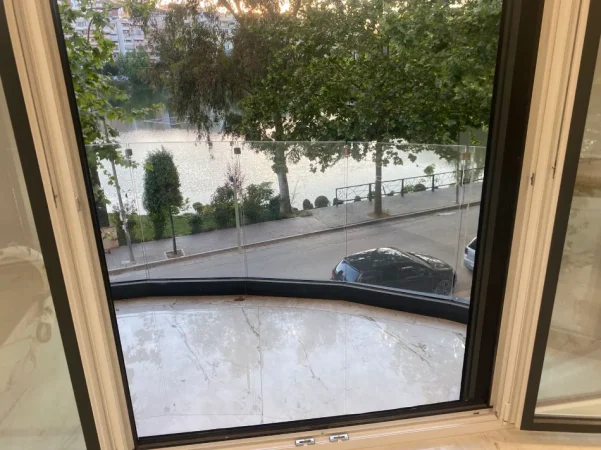 Me Qera: Zyrë Luxury. 2+1+2wc +1 P. Parkimi - 93m² - Kt.1 (Liqeni Thate - Radisson)🔥Buzë Rruge | Super mundësi✨️ 1600€/Muaj 💶💶