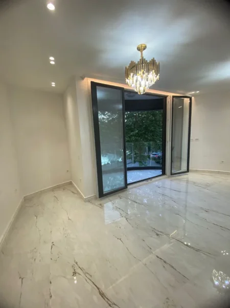 Me Qera: Zyrë Luxury. 2+1+2wc +1 P. Parkimi - 93m² - Kt.1 (Liqeni Thate - Radisson)🔥Buzë Rruge | Super mundësi✨️ 1600€/Muaj 💶💶