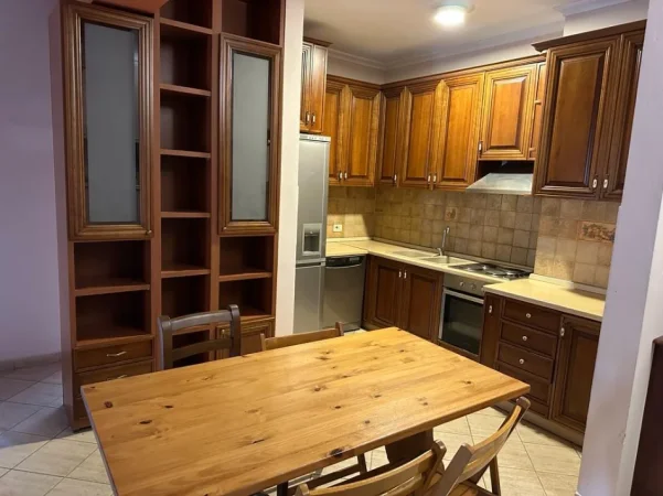 Tirane, jepet me qera apartament 2+1 Kati 5, 100 m² 600 € (Rruga e Kavajes prane Kishes)