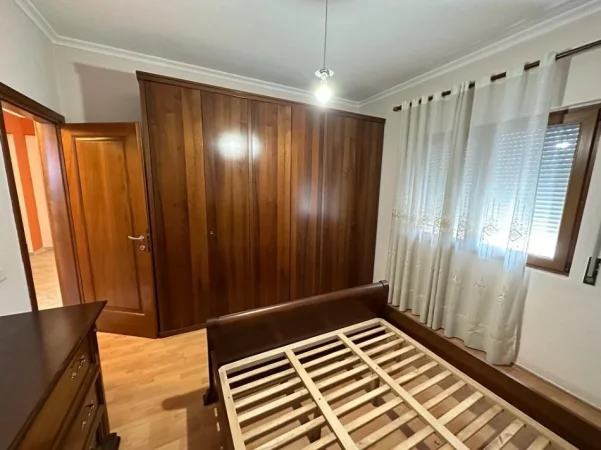 Tirane, jepet me qera apartament 2+1 Kati 5, 100 m² 600 € (Rruga e Kavajes prane Kishes)