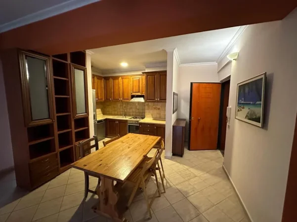 Tirane, jepet me qera apartament 2+1 Kati 5, 100 m² 600 € (Rruga e Kavajes prane Kishes)