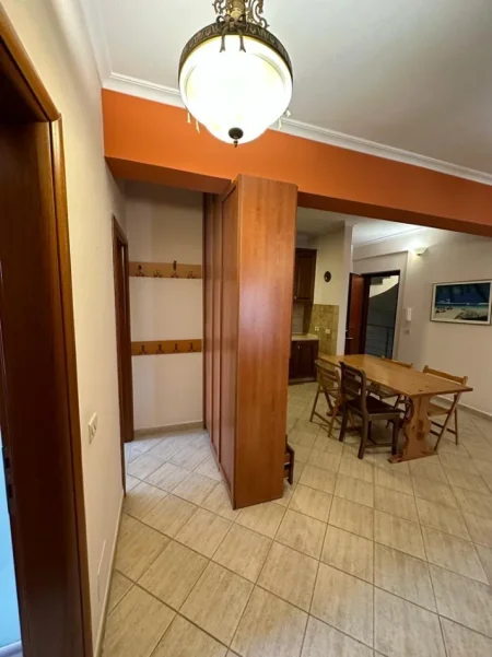 Tirane, jepet me qera apartament 2+1 Kati 5, 100 m² 600 € (Rruga e Kavajes prane Kishes)