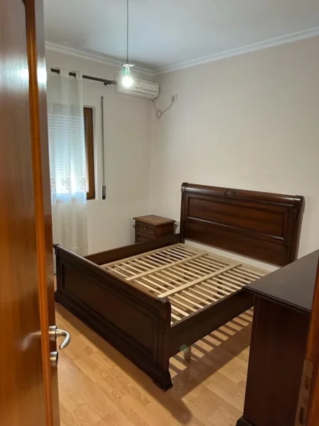 Tirane, jepet me qera apartament 2+1 Kati 5, 100 m² 600 € (Rruga e Kavajes prane Kishes)