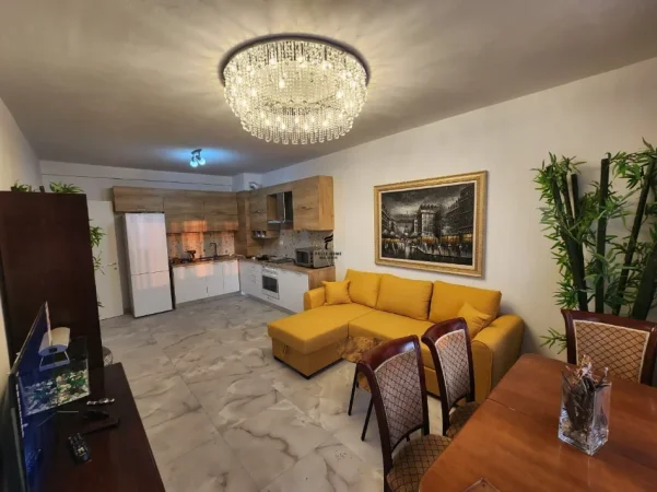 Tirane, jepet me qera apartament 2+1 Kati 7, 90 m² 450 € (UNIVERS CITY)
