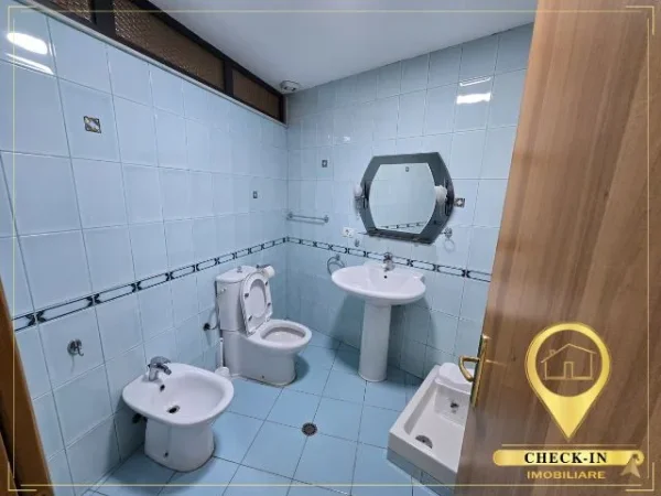 Tirane, jepet me qera zyre Kati 2, 160 m² 1.250 € (Sheshi Skenderbej)